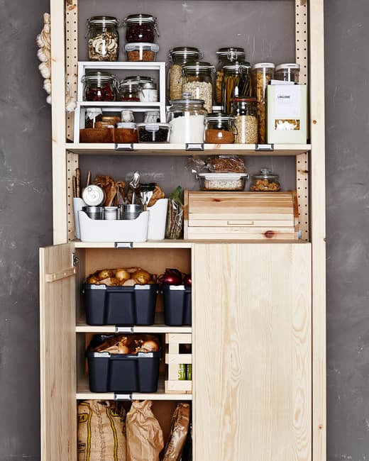 Pour obtenir une cuisine bien organisée, optez pour un garde-manger en bois. 