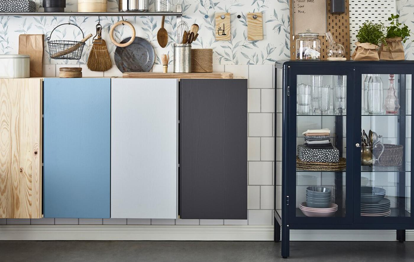 Pour organiser une colocation, utilisez des couleurs différentes pour chaque colocataire, à l’intérieur et à l’extérieur des meubles de cuisine, sur des dessous de plats utilisés comme tableaux à messages et derrière les étagères de salle de bain ouvertes.