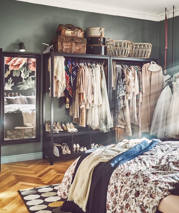 Pour vos vêtements, utilisez des rangements ouverts pour que tout soit visible et facilement accessible. Essayez une armoire ouverte IKEA HEMNES