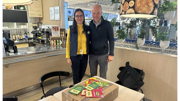 Předání dárkových karet IKEA společnosti Člověk v tísni