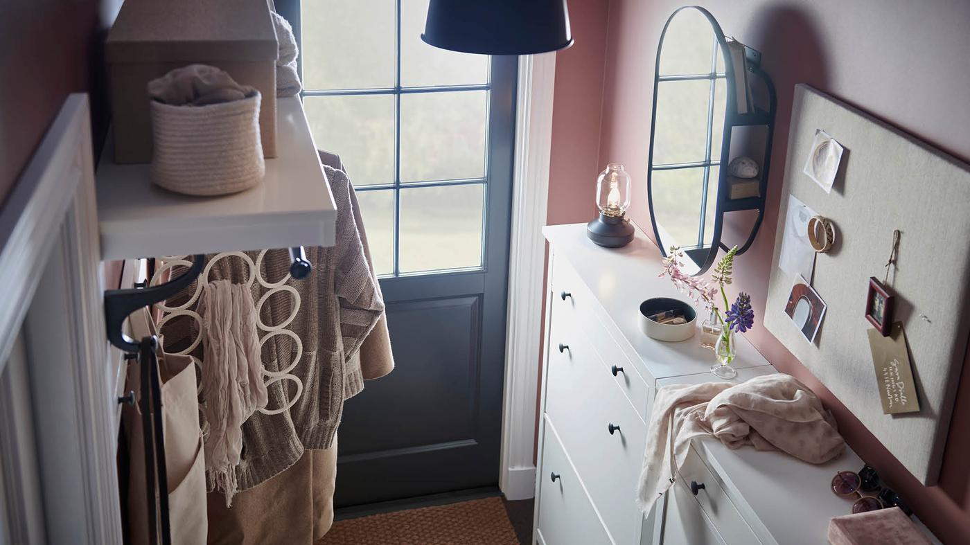 Předsíň se dvěma bílými botníky HEMNES, bílým věšákem TJUSIG a zrcadlem s úložným prostorem LINDBYN.