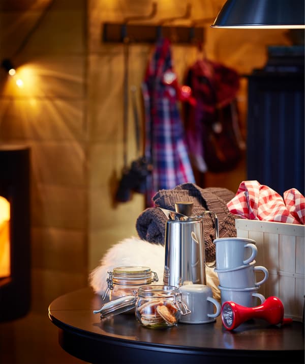 Préparez le siège de l’hiver en famille, avec des boissons chaudes, des couvertures et une lampe de poche IKEA LJUSA pour quand vous vous raconterez des histoires qui font peur.