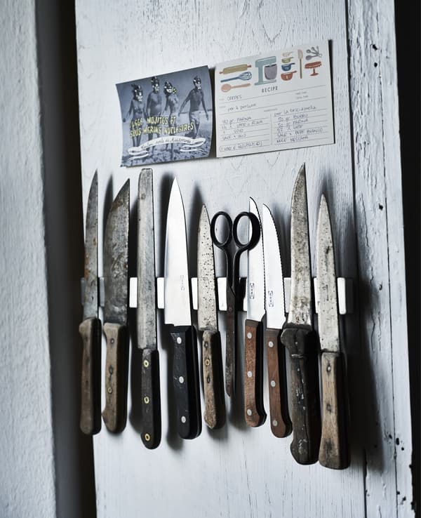 Présentation au mur d’une collection de couteaux de cuisine.