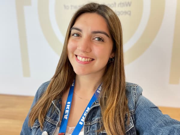 Primer pano de una colaboradora IKEA que sonríe.