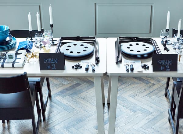 Proposez une petite compétition amicale à vos invités, où deux équipes s’affrontent non seulement pour mettre la table mais aussi pour assembler les tabourets.