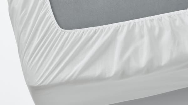 Protège-matelas VIPPVEDEL avec une bordure élastique sur tout le contour.