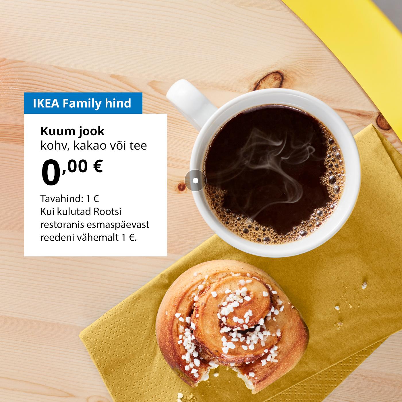 Puidust laual on poolenisti söödud kaneelisaiake ja tass kohvi. Tassi kõrval, valgel taustal, on pakkumine IKEA Family klubiliikmetele: kuum jook (kohv, tee või kakao) hinnaga 0 €, tavahind 1 €.