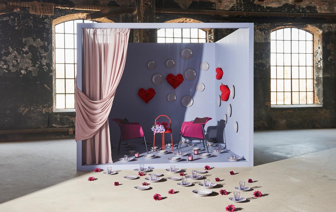 Puisant dans le spectre qui va du rose pâle au rouge vif, nous avons mélangé teintes et matériaux pour créer une décoration de séjour inspirante.