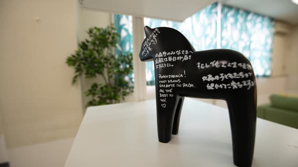 プロジェクトに関わったスタッフのメッセージ入りダーラナホース。