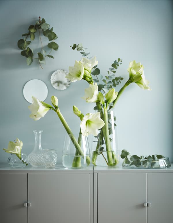 قم بترتيب الزهور على طريقتك الخاصة في موسم الأعياد هذا العام. لا يجب أن يكون الأمر معقدًا على الإطلاق. استخدم مزهرية توليب لتبقى الزهور في مكانها بدلًا من السقوط للجوانب وترك فجوات. توفر ايكيا الكثير من المزهريات الجميلة مثل مزهرية التوليب BERÄKNA من الزجاج.