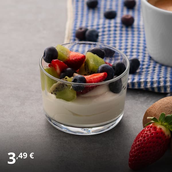 Quark mousse with fruits and berries