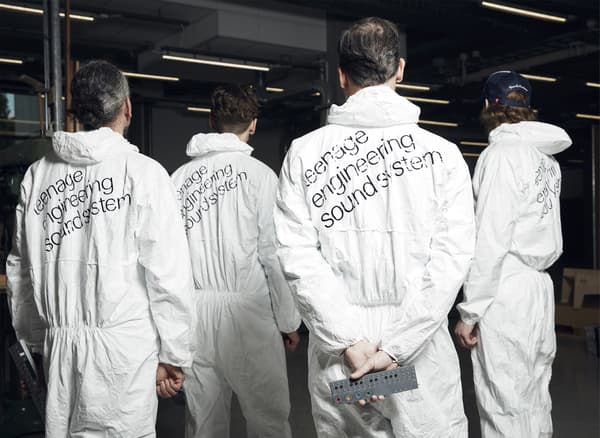 Quatre hommes portant des combinaisons avec 