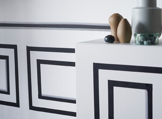 Quelles que soient vos envies, vous trouverez toujours des meubles à petit prix chez IKEA. Une idée de relooking géniale à réaliser soi-même consiste à créer des panneaux avec de l’adhésif washi sur un mur du séjour Utilisez simplement de l’adhésif noir mat IKEA GIVANDE, facile à poser et à retirer.