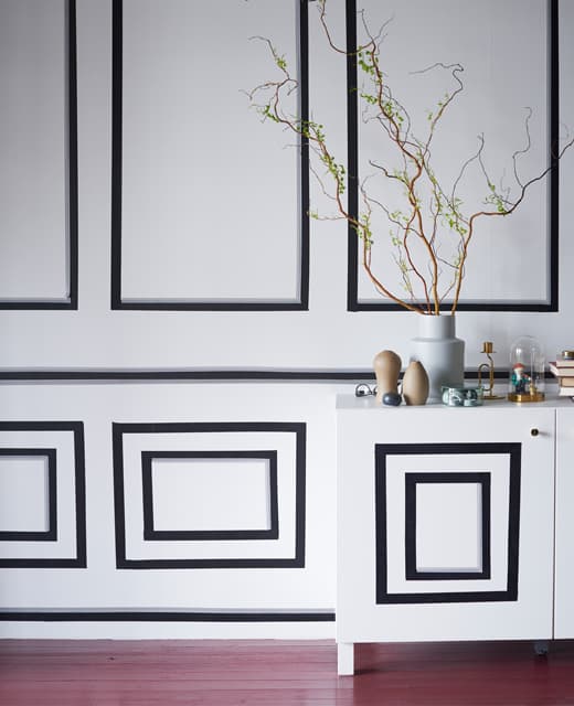 Quelles que soient vos envies, vous trouverez toujours des meubles abordables chez IKEA. Une idée de relooking géniale à réaliser soi-même consiste à créer des panneaux avec de l’adhésif washi sur un mur du séjour. Utilisez simplement de l’adhésif noir mat IKEA GIVANDE, facile à poser et à retirer.