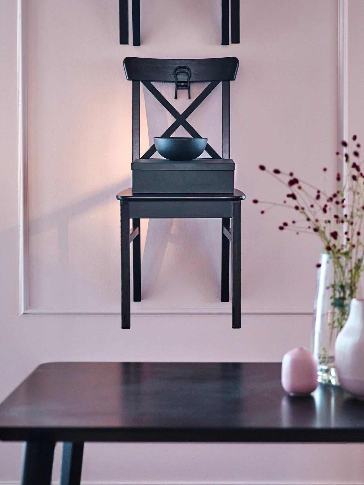Rafraîchis le séjour avant les fêtes ! IKEA propose du mobilier moderne, comme la chaise IDOLF. Pour la chaise IDOLF, nous avons trouvé le moyen d’utiliser 23% de bois en moins et de l’alléger d’un kilo – tout en préservant le confort et la solidité.