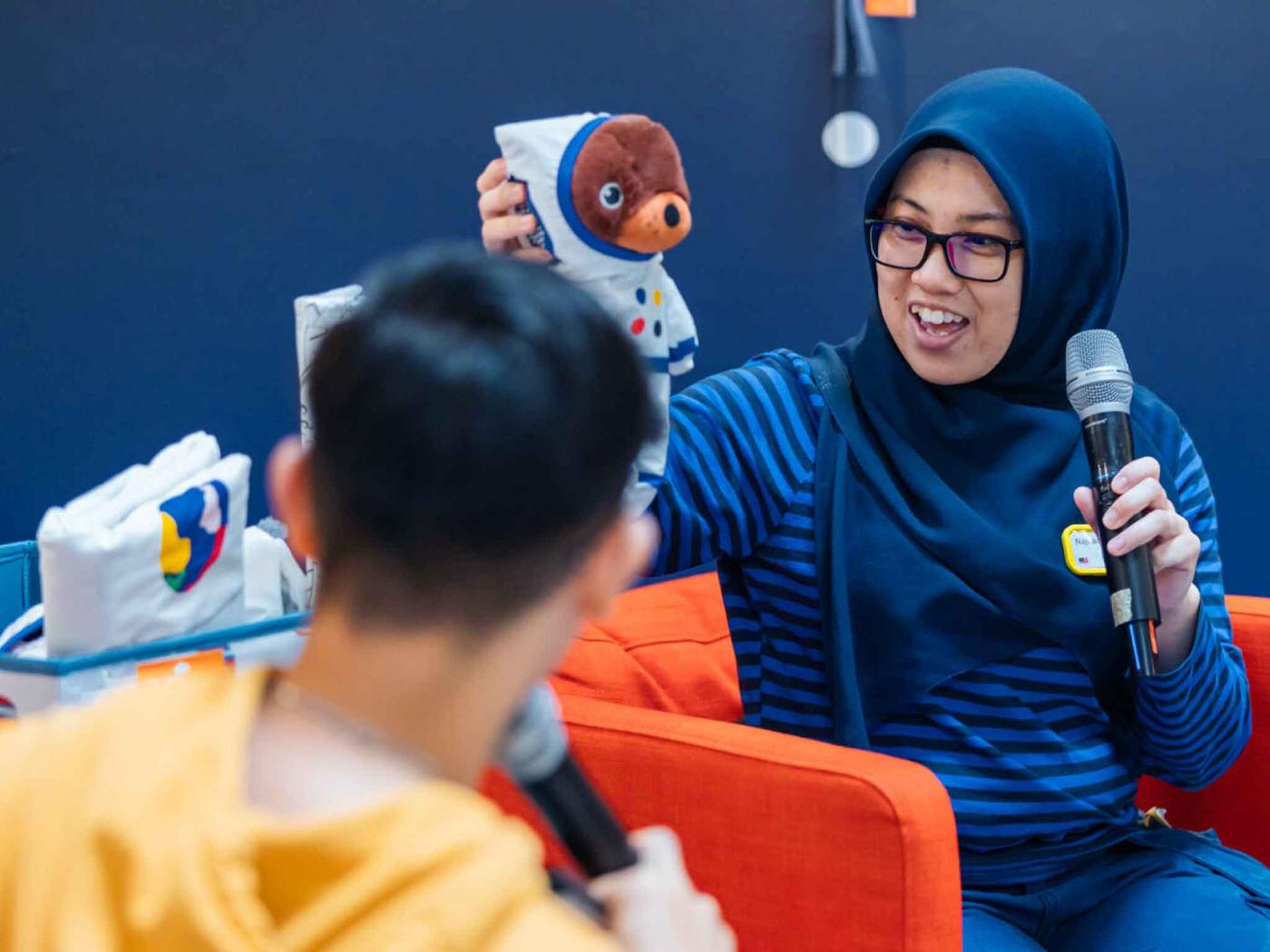 Rakan Sekerja IKEA memperkenalkan koleksi baharu AFTONSPRV kepada pelanggan