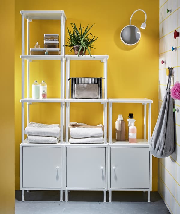 Rangement ultime pour salle de bains! Placez des patères autoadhésives, comme les boutons multicolores LOSJÖN, au mur et accrochez-y différents contenants de rangement. Les patères sont faciles à décoller et à déplacer au besoin.