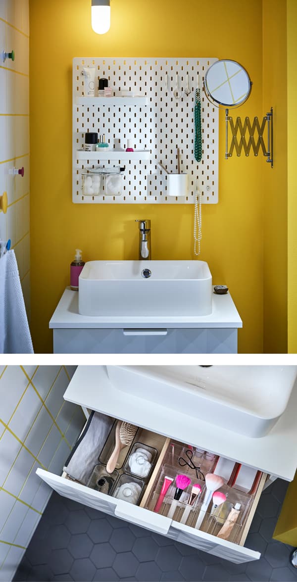 Rangement ultime pour salle de bains! Placez des patères autoadhésives, comme les boutons multicolores LOSJÖN, au mur et accrochez-y différents contenants de rangement. Les patères sont faciles à décoller et à déplacer au besoin.