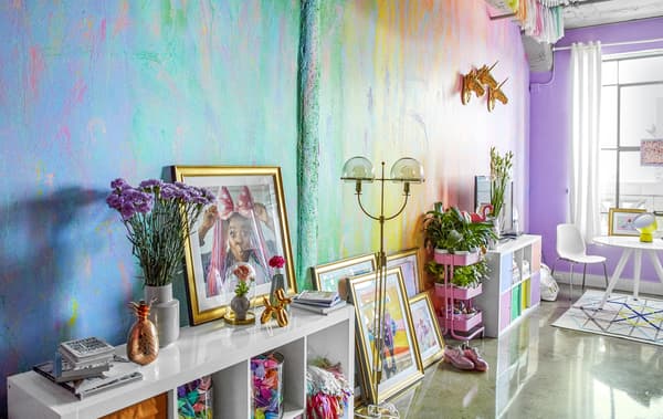Rangements adossés à un mur couleur arc-en-ciel