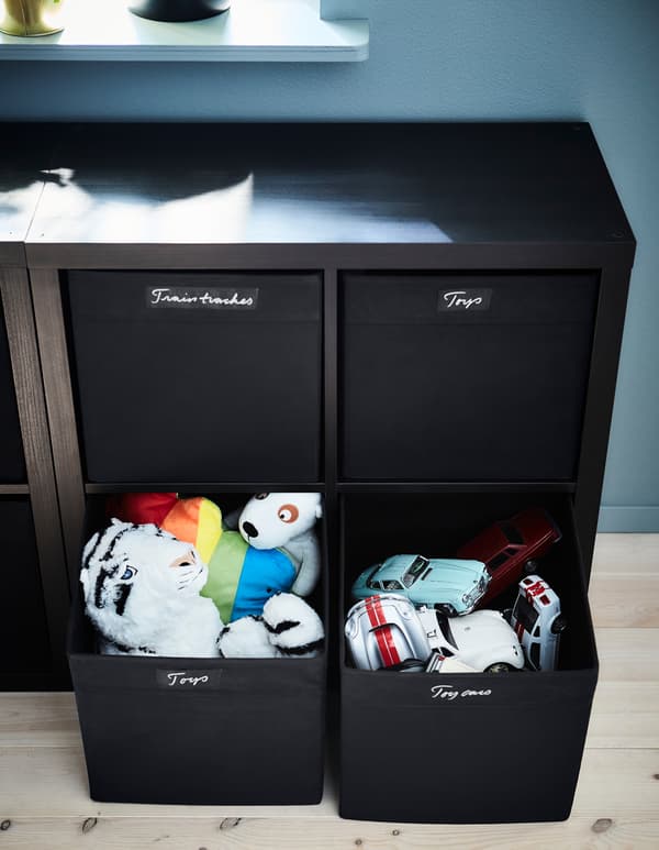 Rangez les jouets des enfants dans des boîtes DRÖNA étiquetées, pour les trouver et les ranger facilement.