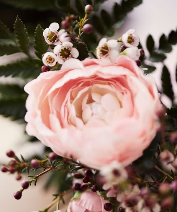 Ranunculus rose artificielle et feuillage