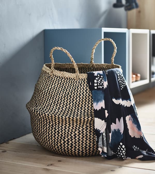 Rassemblez tous les objets trouvés dans un panier FLÅDIS pour organiser la vie en commun.