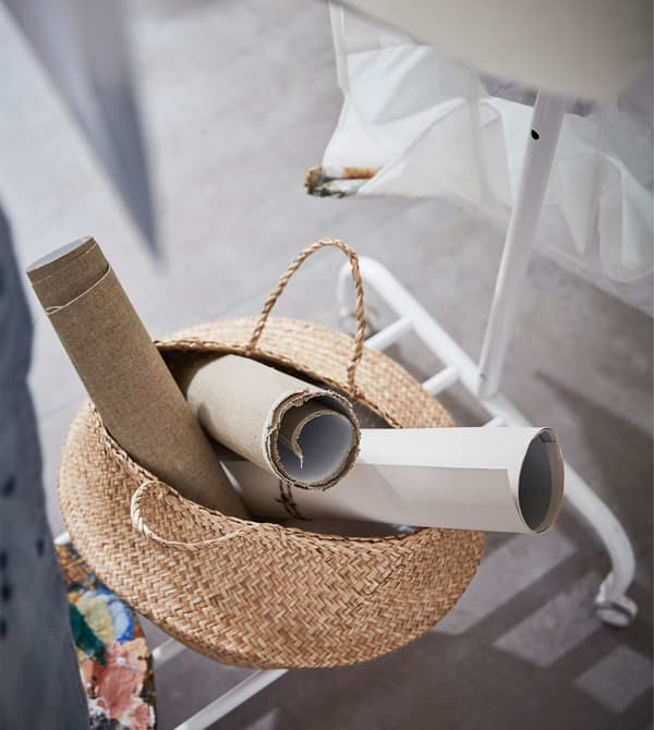 Réalisé en jonc de mer tressé à la main, le panier FLÅDIS apporte une touche naturelle unique à la déco.