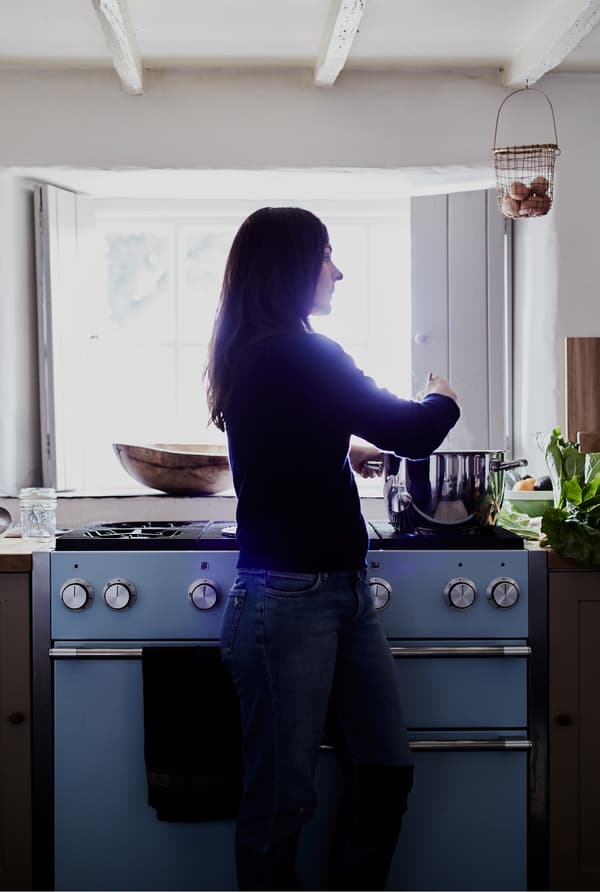 Rebecca touille dans la compote.