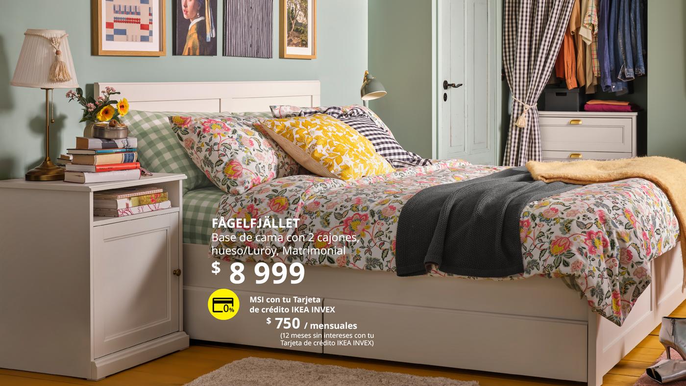 Recámara FÅGELFJÄLLET blanca en tamaño matrimonial con ropa de cama floral DAGGSALVIA y una cómoa a juego.