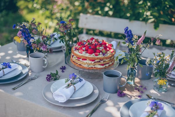 Recipe: Midsommar almond cake