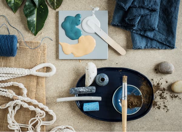 Refresh your living room with nature-inspired deco! Go for furniture in neutral hues and blue accents.