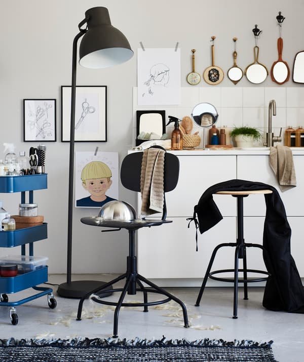 Réglable en hauteur et facile à nettoyer d’un coup de chiffon, la chaise pivotante IKEA KULLABERG fera parfaitement l’affaire comme fauteuil de coiffeur.