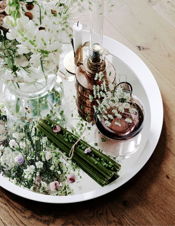 Regroupez fleurs et petits objets