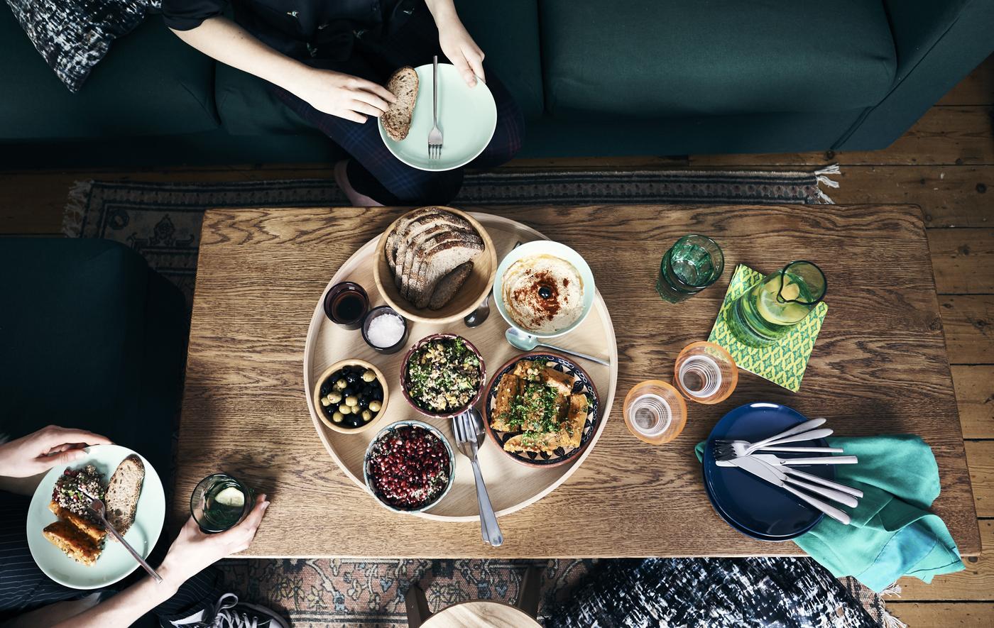 Repas de style marocain servi sur une table basse.