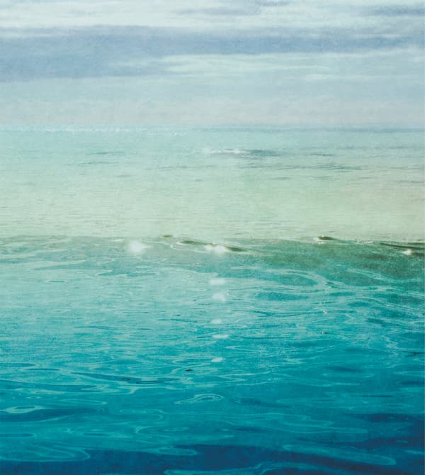 Reproduction d’une mer bleue scintillant sous le soleil.
