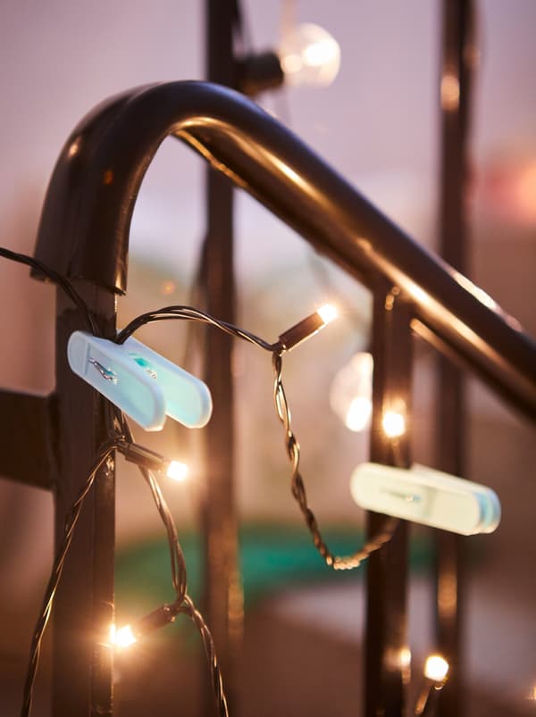 Ringhiera interna decorata con illuminazione a LED SVARTRÅ e mollette.