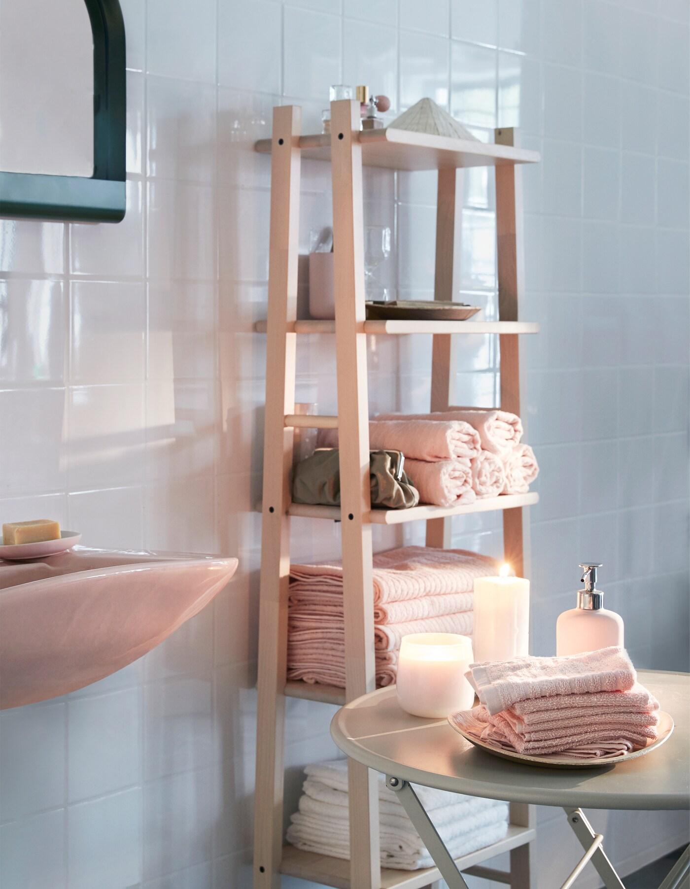 Rinnova il bagno con qualche idea pratica e arredi moderni. Da IKEA trovi una vasta selezione di asciugamani, come VÅGSJÖN rosa chiaro. La spugna tinta unita e le righe hanno un fascino particolare, senza dimenticare la praticità.