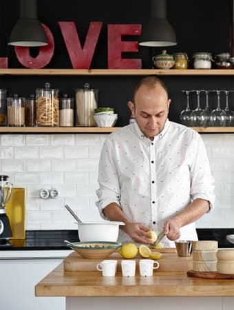 Rober in his kitchen preparing ingredients to make lemon mousse