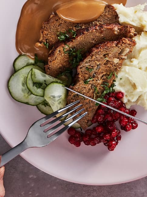 Rôti de viande hachée végétal avec purée.