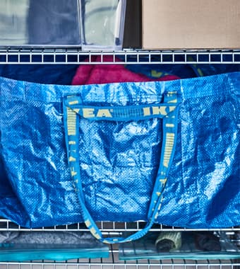 Sac bleu IKEA contenant de l’équipement de sport