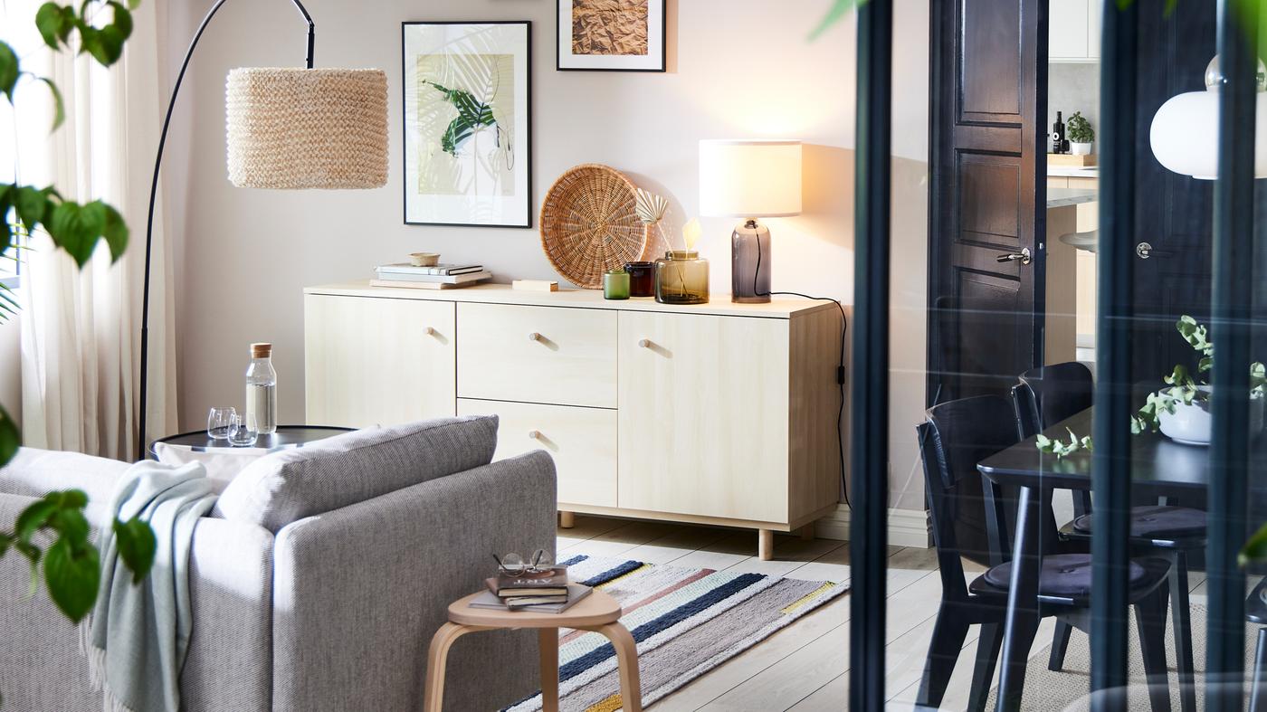 Saidbod ERSNÄS kesan kayu birch pada dinding berwarna putih dengan sofa SÖDERHAMN berwarna kuning air/coklat dan lampu lantai di hadapannya.