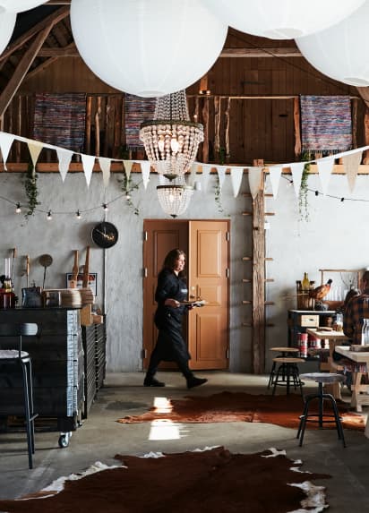 Sala ristorante con una ghirlanda di bandierine disposta lungo diverse travi in legno.