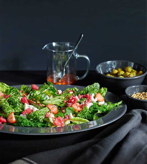 Salade saveur au fromage de chèvre, fraises et pignons