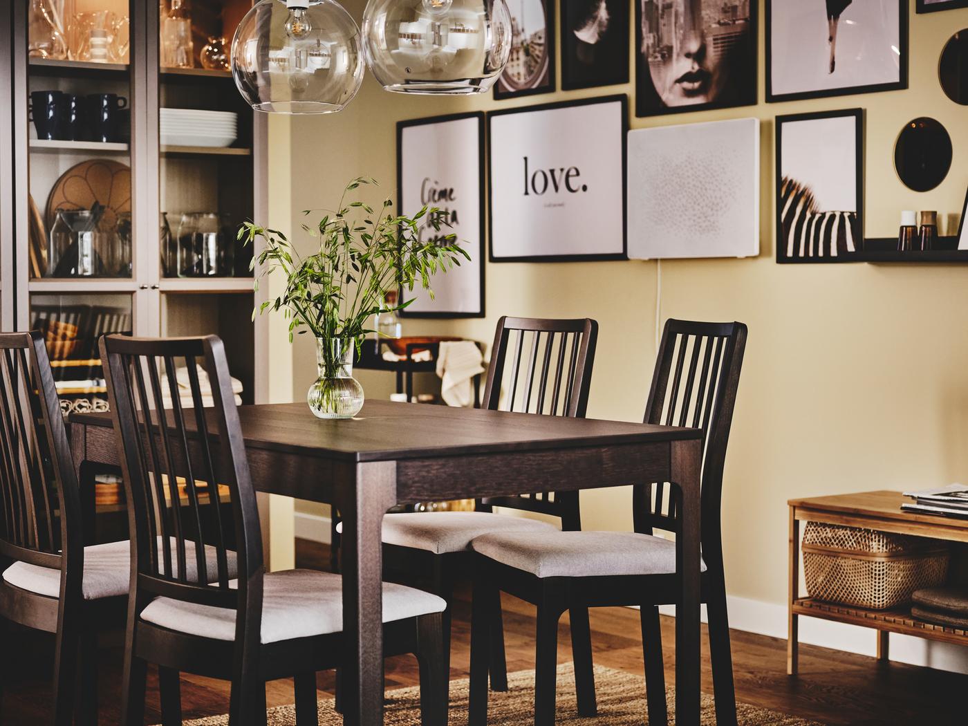 Salle à manger avec bibliothèque BILLY grise, table extensible EKEDALEN, chaises EKEDALEN et de nombreuses œuvres d’art au mur.