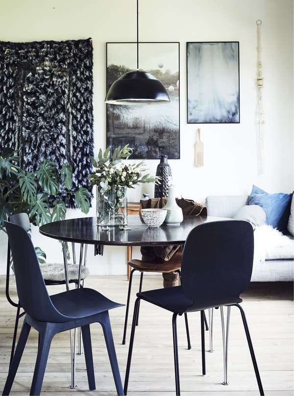 Salle à manger avec photos, décorations murales et suspension.