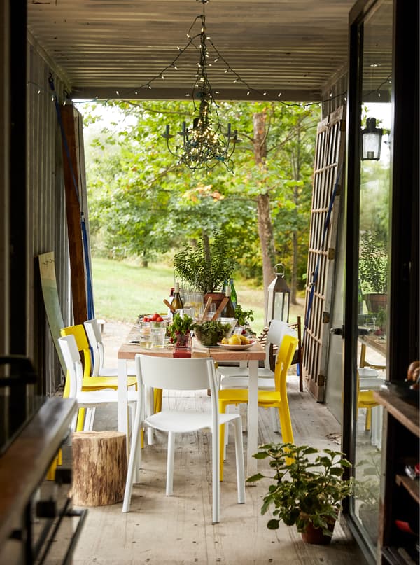 Salle à manger s’ouvrant sur le jardin.