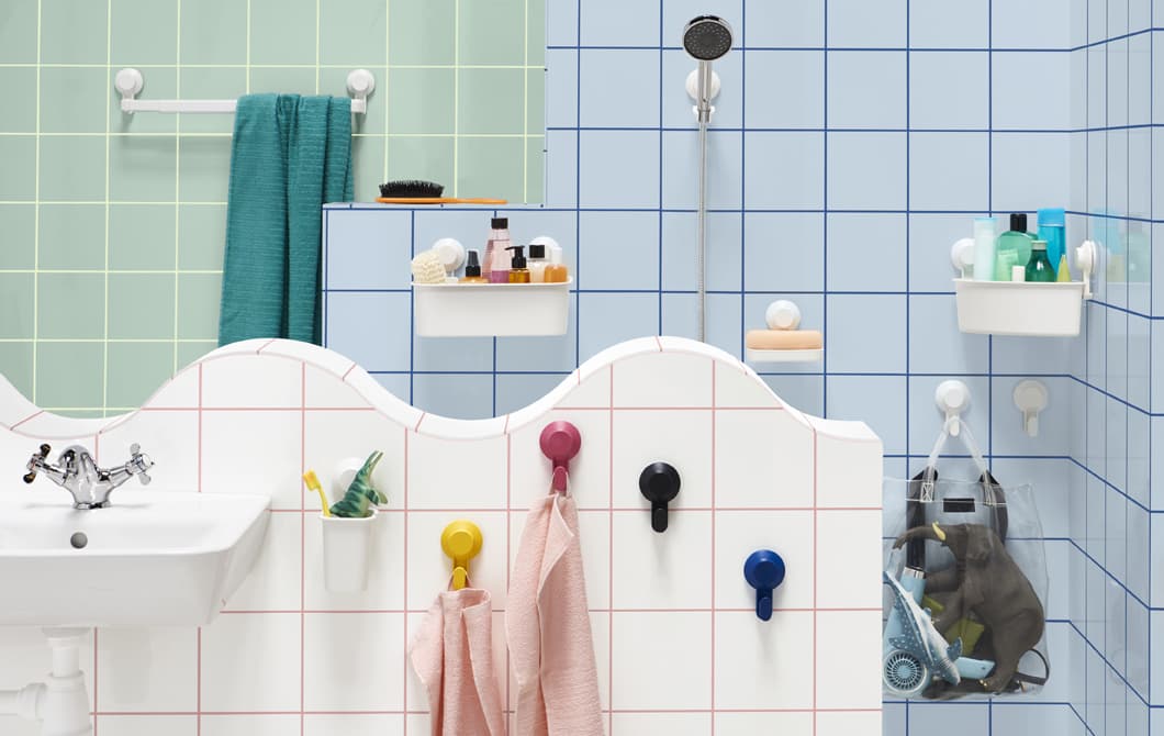 Salle de bain avec une barre porte-serviettes, support pour douchette, porte-savons, crochets et boîtes.