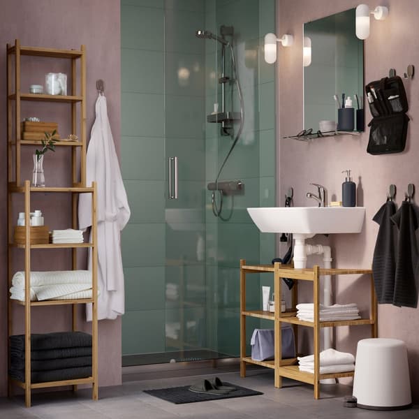 Salle de bain en beige et gris avec meuble lavabo/tablette d’angle RÅGRUND en bambou.
