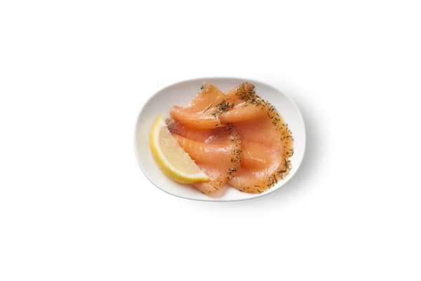 Salmón marinado, servido con una rodaja de limón