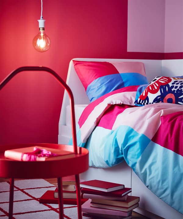 Sarung kuilt dan sarung bantal IKEA BRUNKRISSLA berbilang warna dengan corak kotak yang besar dalam warna merah muda dan biru yang berbeza.